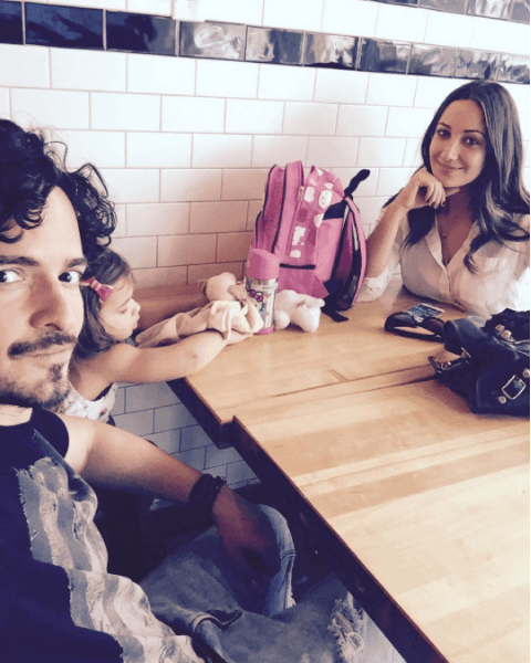 Ambos padres publican constantemente en sus redes sociales las aventuras que tienen con su pequeña.