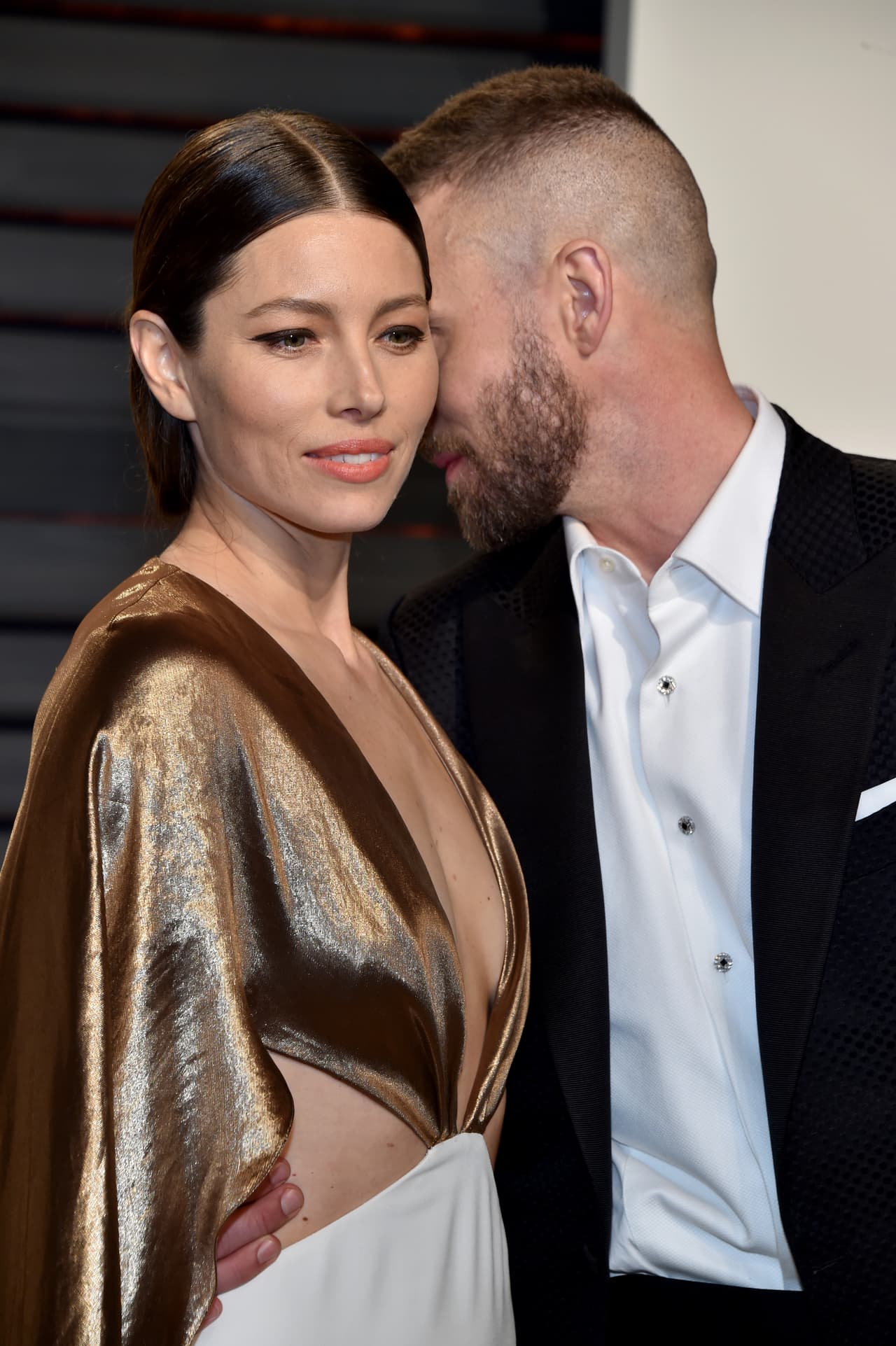 En un video grabado por un paparazzo, se puede ver a la pareja sentada en una mesa del restaurante, ubicado en el hotel Bel Air, en donde tuvieron una cena romántica, detalló el diario
<a href="https://www.dailymail.co.uk/tvshowbiz/article-7874329/Justin-Timberlake-seen-wife-Jessica-Biel-time-costar-hand-holding-drama.html" target="_blank">Daily Mail</a>.