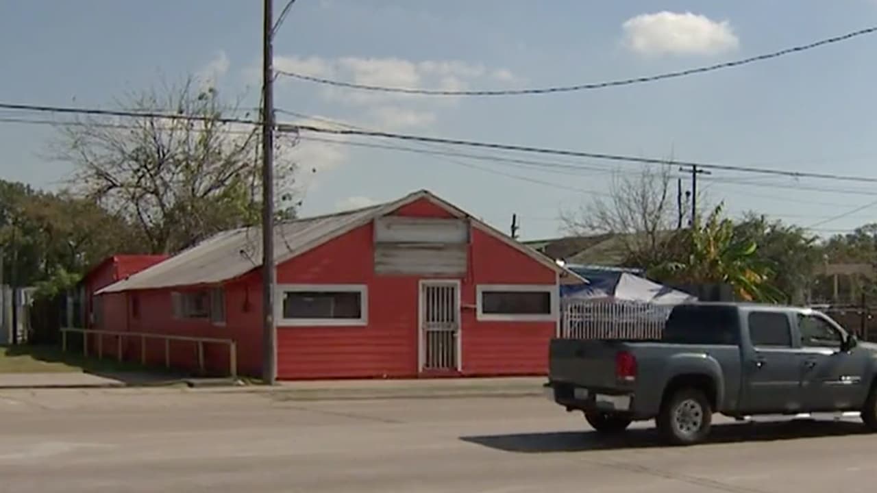 Los policías encubiertos llegaron al lugar y las mujeres ofrecieron el servicio de prostitución. Para atender a los clientes se tenían cuartos ubicados en la parte trasera del negocio. Botello y su sobrino cobraban 70 dólares a los clientes y les pagaban a las chicas 16 dólares.