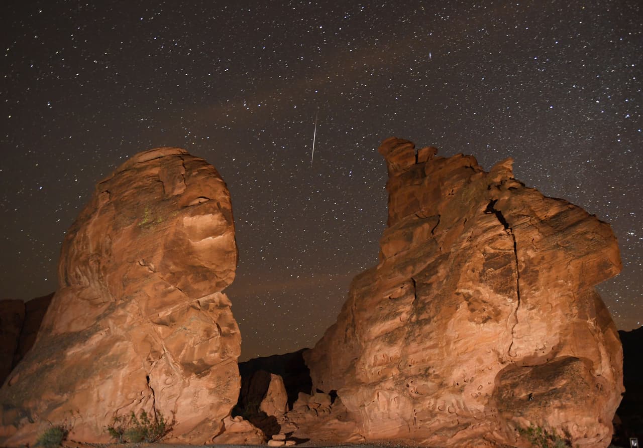 En la madrugada del 14 de diciembre se registró el pico de actividad de las Gemínidas. Este fenómeno se produce cuando un asteroide llamado 3200 Faetón se acerca a la órbita del Sol y el calor quema las partículas que están en su superficie creando una estela de grava incandescente.