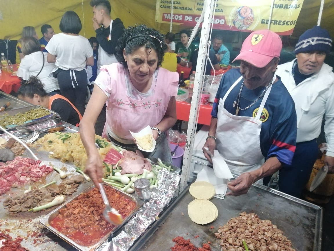 Los tacos y la pasión son una gran combinación para disfrutar una noche de futbol.