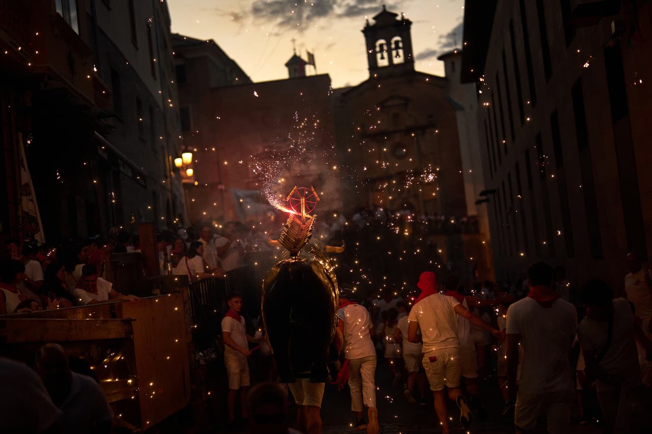 El festival de este año se celebra 100 años después de la publicación de la novela de Ernest Hemingway, "Fiesta", cuya publicación catapultó al festival de San Fermín a la fama internacional.