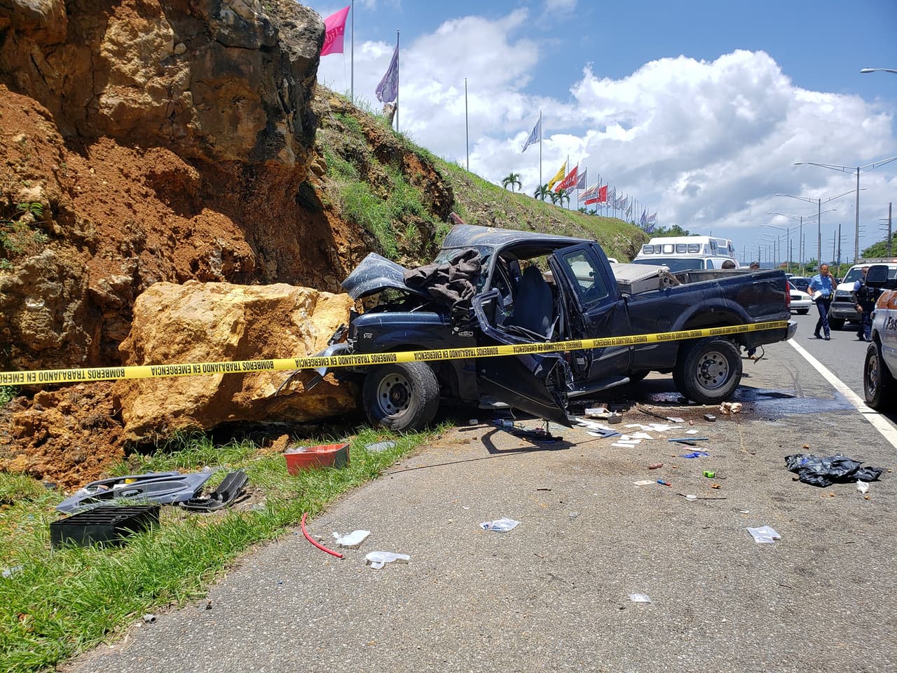 Según la información preliminar, el conductor de una guagua Ford 250 color azul del año 1999 identificado como
<b>Manuel Sánchez </b>de 57 años y vecino de Aguada perdió el control del volante e impactó una piedra que que se había desprendido a orillas de la carretera hace una semana.