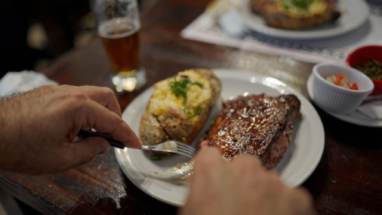 ¿Comer sin ropa? Restaurante de Florida ofrece experiencia para adultos