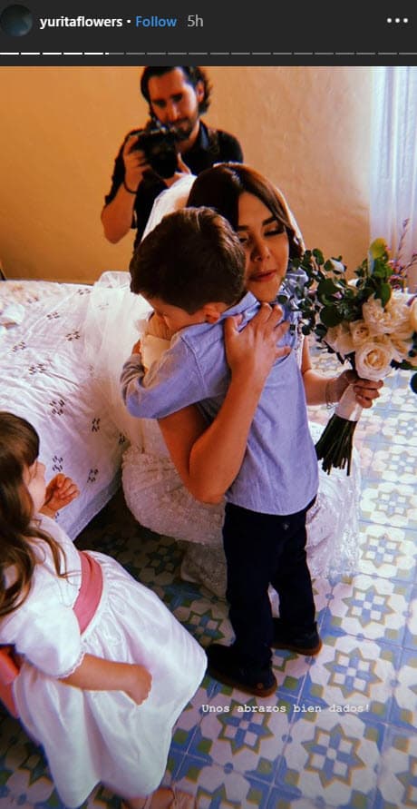 Los abrazos de la familia se hicieron presentes en este día especial para la cantante.