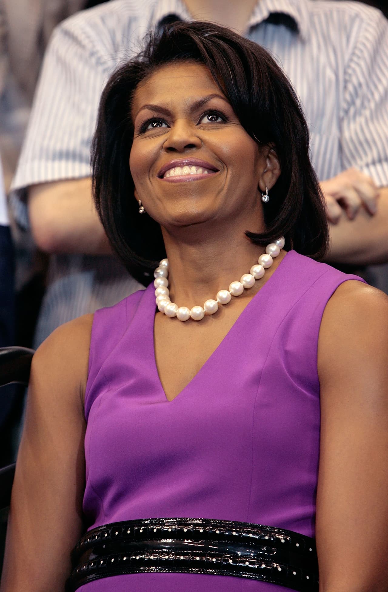 En 2008 Michelle continúa usando el corte
<b><i>bob</i> lacio. </b>En el artículo sobre el pelo de Michelle Obama publicado por la revista
<a href="http://content.time.com/time/photogallery/0,29307,1919348_1927926,00.html"><b>Time</b></a> y escrito por
<a href="http://jsk.stanford.edu/fellows/class-of-2016/jenee-desmond-harris/">Jenne Desmond-Harris</a>, periodista especializada en las historias relacionadas con la experiencia afroamericana, la autora afirma “Entre las mujeres negras,
<b>el pelo es singular en su capacidad para llamar la atención</b> y tiene un gran bagaje cultural, los críticos alegan que
<b> el cabello alisado se ajusta a la estética blanca</b>”.