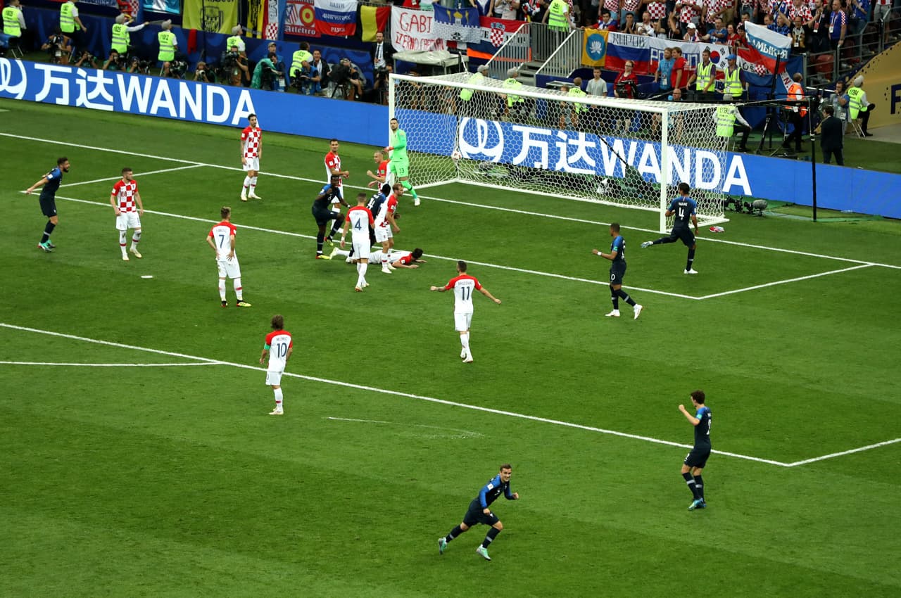 El balón se metió muy cerca del ángulo y Francia celebró a rabiar lo que era el 1-0 a favor.