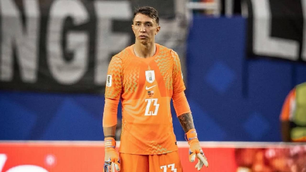 Fernando Muslera da la cara tras la eliminación de Uruguay