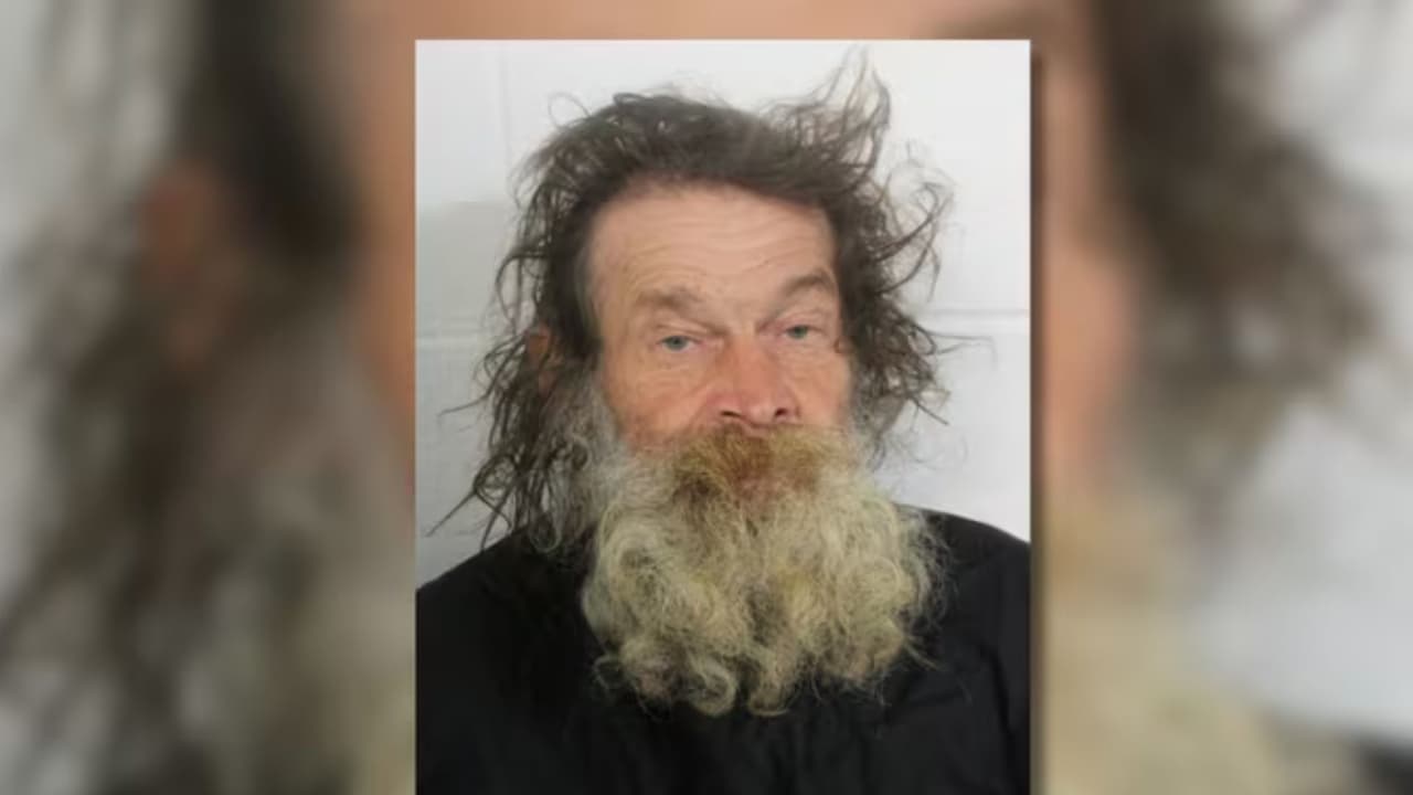 Hombre intenta irrumpir en una escuela primaria de Georgia en busca de "pizza"; iba con un machete y un cuchillo