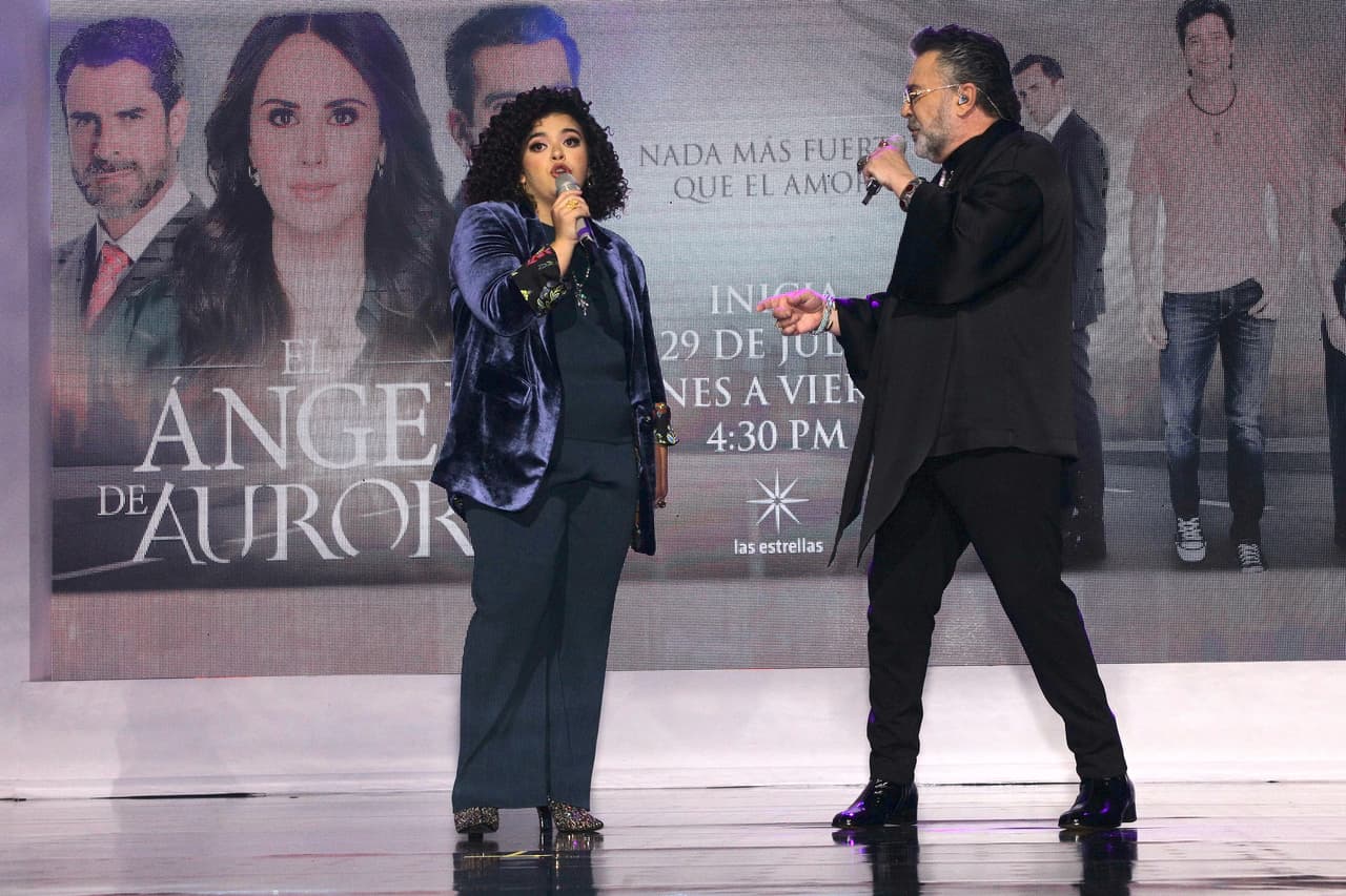 Lucerito Mijares y su papá, Manuel Mijares, interpretando ‘Encontrarnos de nuevo’.