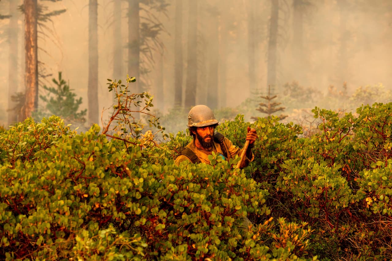 El bombero Cody Carter
<b>lucha contra el incendio del North Complex </b>en el Bosque Nacional Plumas, California.
<br>