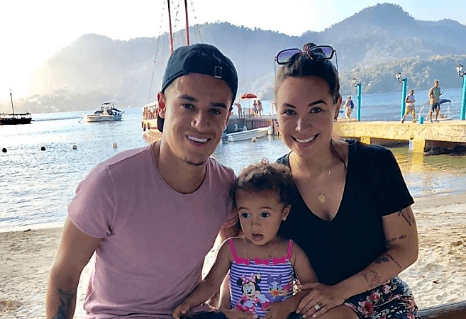 El mediocampista brasileño Philippe Coutinho la pasa muy bien con su familia en un destino de playa.