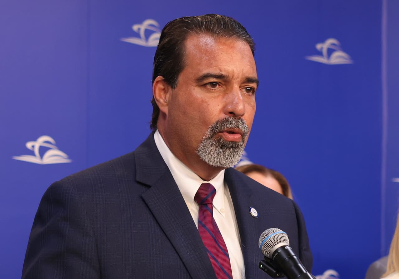 Rafael Villalobos fue elegido de forma unánime como nuevo superintendente escolar de Miami-Dade