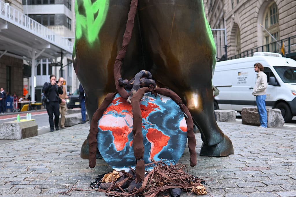 Wall Street y sus principales instituciones financieras han sido objeto de críticas por parte de grupos ambientalistas debido a sus inversiones en combustibles fósiles y otros sectores asociados con altas emisiones de carbono.