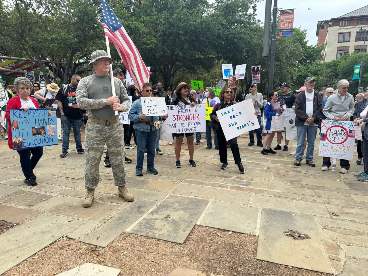 Decenas de personas se reunieron en el Main Plaza, en el centro de San Antonio, para protestar contra las nuevas políticas de la adminsitración del presidente Donald Trump.