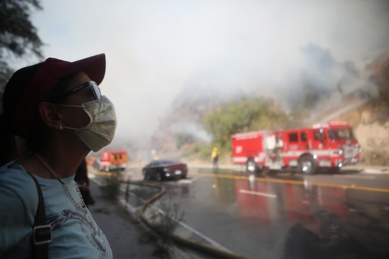 Pacific Palisades es un barrio costero al oeste del centro de Los Ángeles. El área rica es el hogar de muchas celebridades, incluyendo a Reese Witherspoon, cuya casa apareció recientemente en un número de Vogue. El director J.J. Abrams compró una casa allí en 2017 por 6.2 millones de dólares, según el
<i>LA Times</i>.