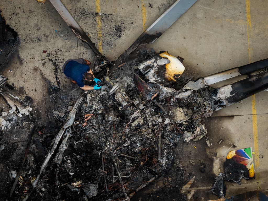 Un vistazo aéreo a la zona de la investigación permitió observar, un día después, en las condiciones en las que quedó
<b>el helicóptero, un Eurocopter AS350</b>. Parte del logo de la cadena NBC, a la extrema derecha de la imagen, era visible entre los escombros.