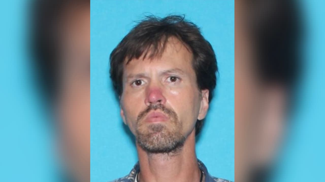 Aumentan recompensa por hombre que fue condenado por acoso sexual y se fugó de su residencia