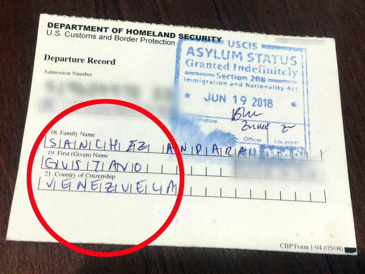 "Mi caso tardó solo tres meses, lo metí en marzo y salió en junio de 2018. Me siento agradecido con este país y con los venezolanos en el exilio. Hay congresistas como Ileana Ross Lethinen (R-Florida) a la que le debo mucho. Sigo ayudando a mi país como pueda, no me van a callar".