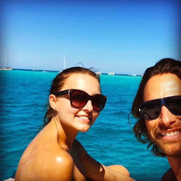 Sus constantes mensajes de amor inundaron las redes sociales: "@angeliqueboyer los que te conocemos sabemos el ser humano tan excepcional que eres. Los valores tan importantes que llevas en tu corazón. Eres un ser de Luz, un alma blanca que se preocupa más por los demás que por ti misma. Gracias por ser como eres y siempre mostrar tu bondad ante las injusticias. Y para los que no te conocen, ojalá se den la oportunidad. Seguro se quedarán con una sonrisa de esas que hacen que los ojos se pongan chinitos. Te Amo", expresó
<b><a href="https://www.univision.com/programas/novelas/sebastian-rulli-confiesa-que-su-hijo-le-pidio-que-perdonara-a-mark-tacher">Sebastián</a></b> en Instagram.