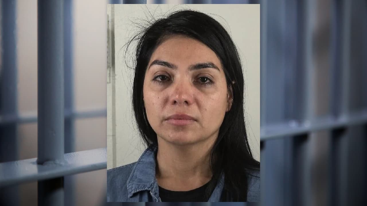 Mayra Velásquez
<b>salió de la cárcel del condado Tarrant bajo una fianza de $450,000,</b> confirmó la Oficina del Sheriff a N+ Univision 23 DFW.
<br>Su liberación está acompañada de
<b> condiciones que limitan sus viajes, contactos y acceso a internet</b> mientras enfrenta un cargo de asesinato capital.
<br>El juez Ryan Hill firmó el acuerdo judicial
<b>el martes 28 de julio.</b>
<br>Velásquez, de 42 años,
<a href="https://www.univision.com/local/dallas-kuvn/mayra-velasquez-orden-arresto-asesinato-arlington-2012-fotos" target="_blank">está acusada por la muerte de Irasema Chávez,</a> quien fue encontrada dentro de su apartamento de Arlington en 2012
<b>después de recibir más de 100 puñaladas.</b>
<br>La fianza le permite
<b>esperar fuera de la cárcel mientras avanza el proceso. </b>
<br>No elimina el cargo
<b>ni representa una decisión sobre su inocencia o culpabilidad. </b>
<br>Estas son
<b>las siete claves que revela el acuerdo.</b>
<br>
<a href="https://www.whatsapp.com/channel/0029VafZxTzGpLHXXhtL0Y3A" target="_blank">📲 Únete a nuestro canal de WhatsApp: Haz clic aquí para estar al tanto de las últimas noticias e historias de tu comunidad</a>
