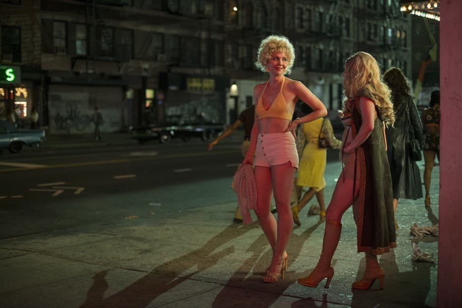 Maggie Gyllenhaal camina por las malas calles de la Ciudad de Nueva York de 1971 en la serie "The Deuce" de HBO, creada por David Simon.
<br>
