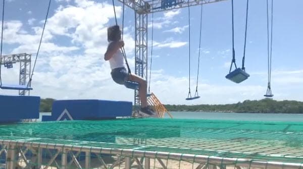 "¡Y tan fácil que se ve! Ja ja ja @reto4elementos", expresó en un video que publicó en su cuenta donde intenta cruzar los columpios.