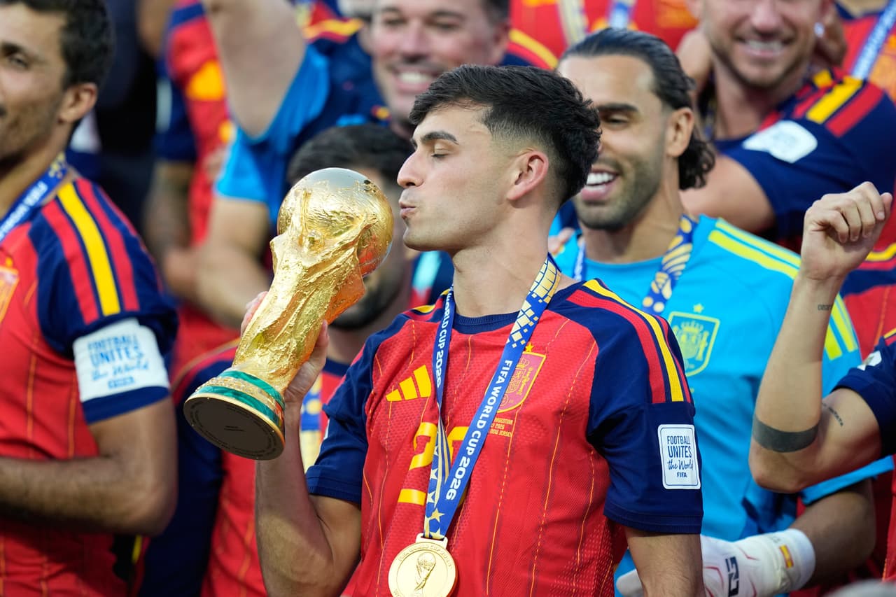 Pedri besa la Copa.