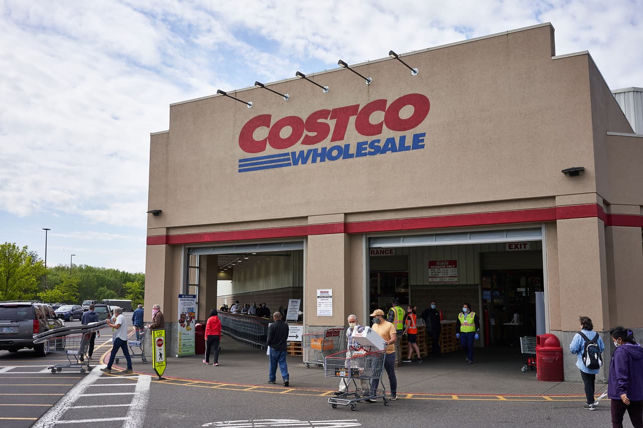<b>Costco | </b>La mayoría de las tiendas de Costco
<a href="https://www.nytimes.com/2021/11/23/business/stores-open-thanksgiving-black-friday.html" target="_blank">volverán a abrir a las 9 de la mañana</a> del viernes, hora local.