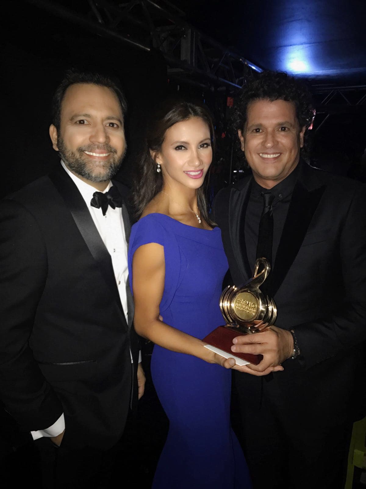 <a href="http://www.facebook.com/omaryargelia/">Omar y Argelia</a> posaron con el ganador para una foto del recuerdo. ¡Felicidades Carlos!