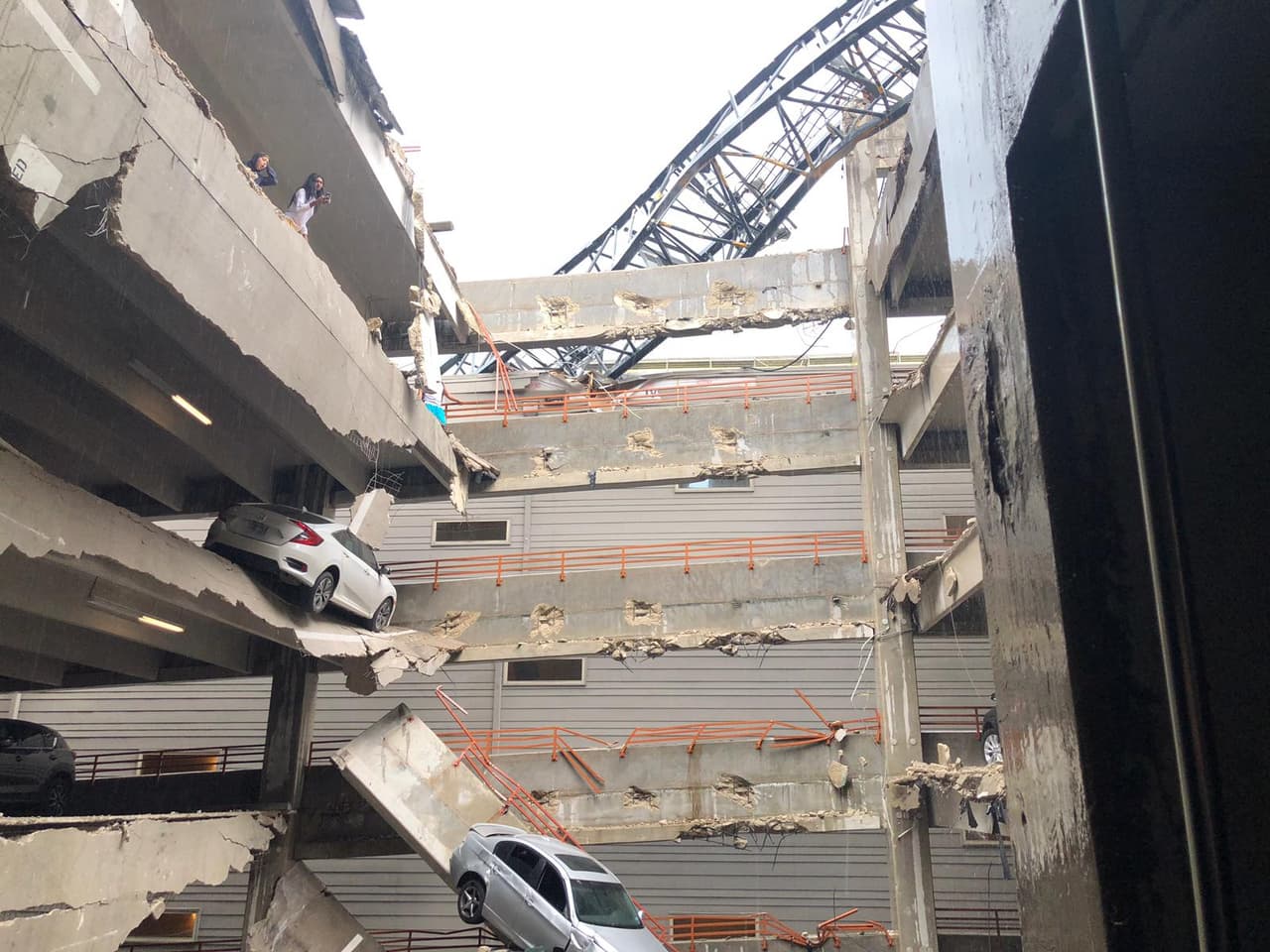El estacionamiento sufrió severos daños y muchos autos fueron destrozados.