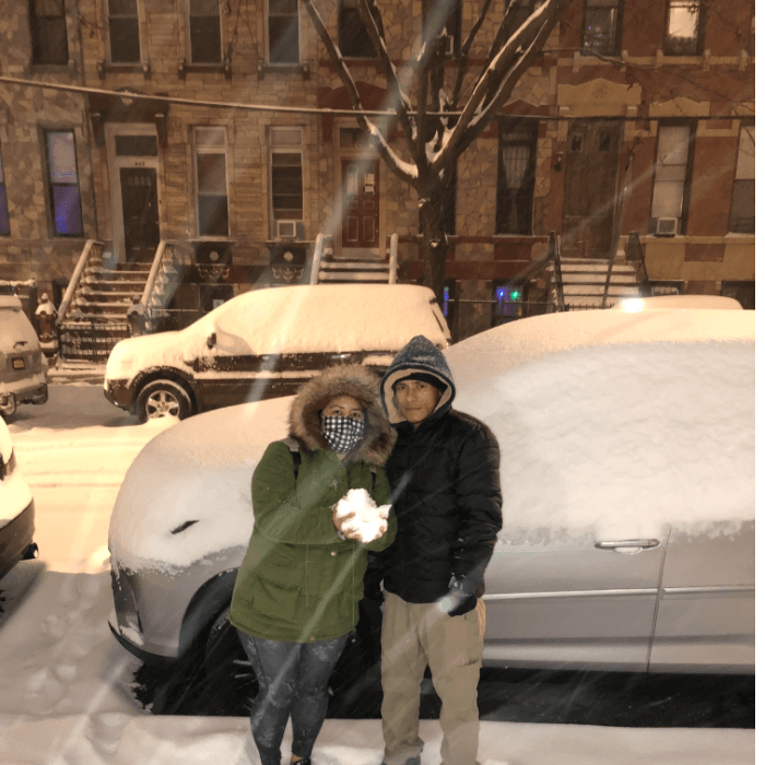 Pareja jugando con la nieve durante la primera nevada de la temporada.