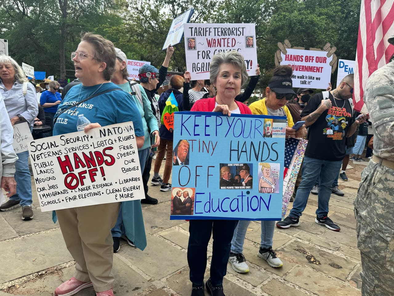 A la voz de “Donald Trump se tiene que ir”, cientos de personas, entre ellas adultos mayores y niños, protestaron pacíficamente.