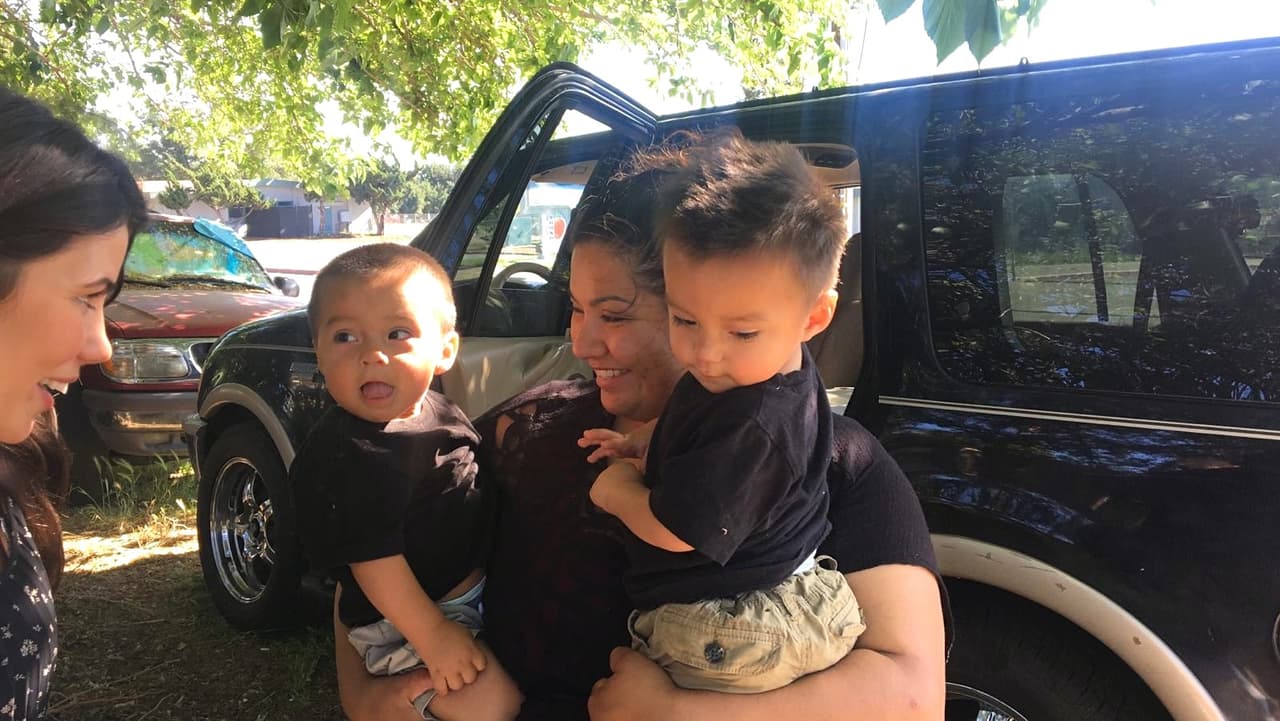 Tabitha Flores lleva casi un año viviendo en su camioneta con sus gemelos de 16 meses y su hija de 14 años.