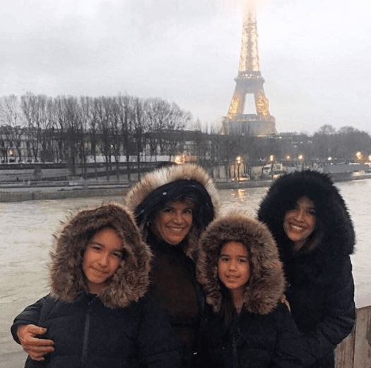 "Tres generaciones en París", Karla posando con su mamá y sus hijas.