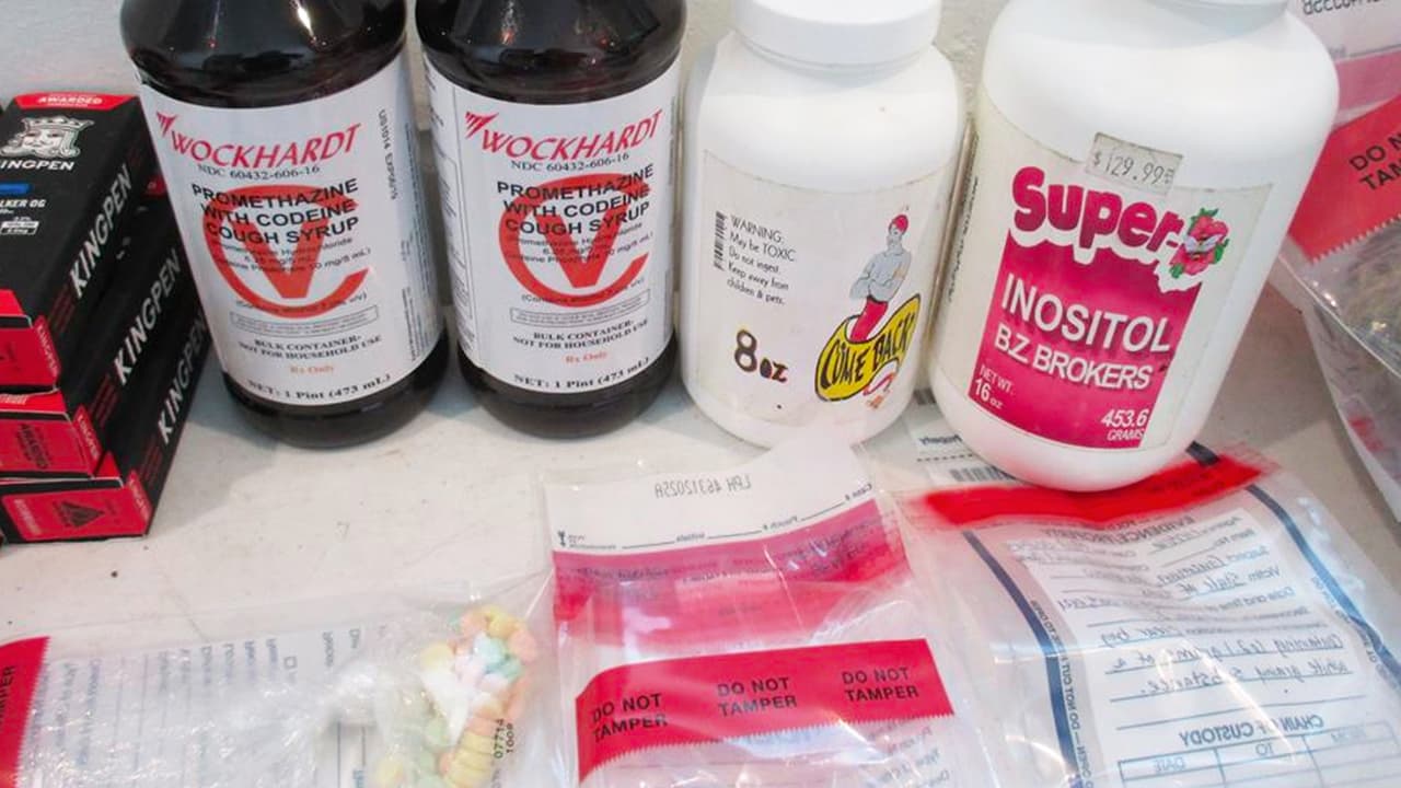 También se encontraron dos botellas etiquetadas como "jarabe para la tos con codeína".