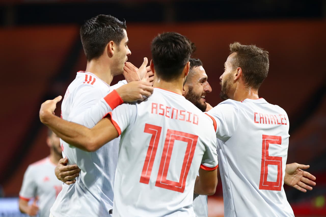 Holanda y España empatan 1-1 en partido amistoso internacional en la Amsterdam Arena. Sergio Canales abrió el marcador al minuto 18 a favor de los españoles, sin embargo, en la segunda parte, Van de Beek iguala el marcador al minuto 48 a favor de la 'Naranja Mecánica'. Sergio Ramos iguala en partidos jugados con su país a Gianluigi Buffon.