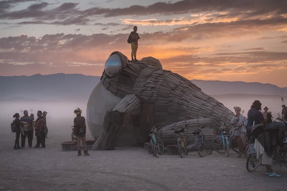 <b>Un coquí monumental que transforma un símbolo nacional en una experiencia artística: </b>"COQUÍ by NiNo" toma uno de los emblemas más reconocibles de Puerto Rico y lo convierte en una instalación artística de gran formato. La obra, creada por el artista NiNo Alicea, no solo reproduce la figura del anfibio que acompaña el paisaje sonoro de la isla, sino que la reinterpreta como un espacio que puede ser recorrido por los visitantes. Con 15 pies de altura, 22 pies de ancho y 25 pies de profundidad, la escultura invita al público a ingresar en su interior para vivir una experiencia inmersiva. Su diseño busca despertar un sentido de pertenencia e identidad cultural, al tiempo que acerca el arte público a personas de todas las edades. La pieza combina elementos de escultura, arquitectura y participación ciudadana, convirtiendo un símbolo de la biodiversidad puertorriqueña en una obra contemporánea capaz de dialogar con audiencias internacionales.
<br>