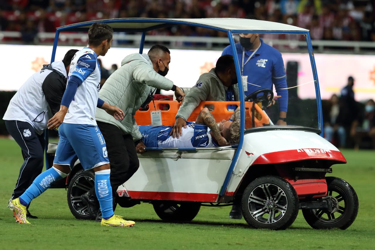 Las Chivas llegaron a siete juegos sin perder luego de vencer al Puebla en un partido marcado por la lesión de Gustavo Ferrareis.