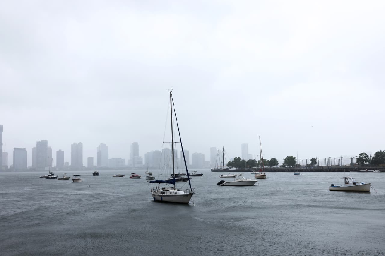 Barcos se anclan en el centro de Manhattan durante el paso de la Isaías que azota el noreste de
<a href="https://www.univision.com/temas/estados-unidos-de-america">Estados Unidos</a>,
<b>dejando a su paso hasta 4 pulgadas de lluvia en la región. </b>
