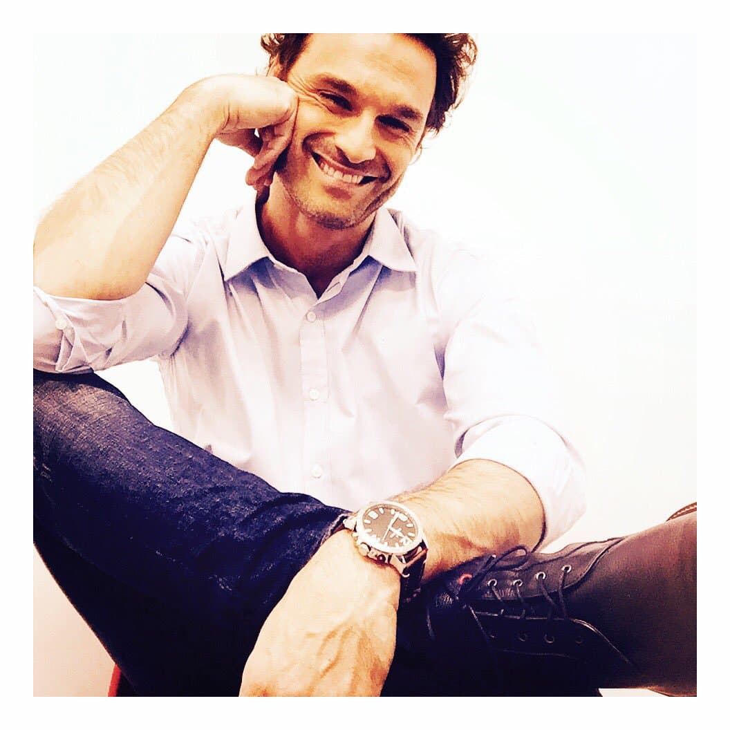 Por tal motivo sorprendió a todos al compartir en su cuenta de Instagram una imagen de sus vacaciones en donde se le ve feliz corriendo por las playas de Marruecos, pero el actor no estaba sólo, iba acompañado de sus dos pequeñas hijas.