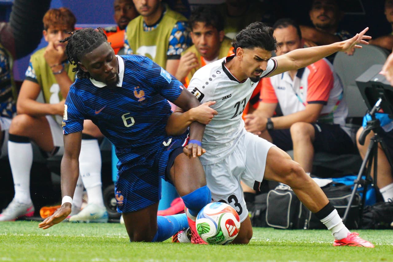 El francés Manu Koné (6) y el iraquí Merchas Doski (23) luchan por el balón durante el partido de fútbol del Grupo I de la Copa del Mundo entre Francia e Irak en Filadelfia, el lunes 22 de junio de 2026.