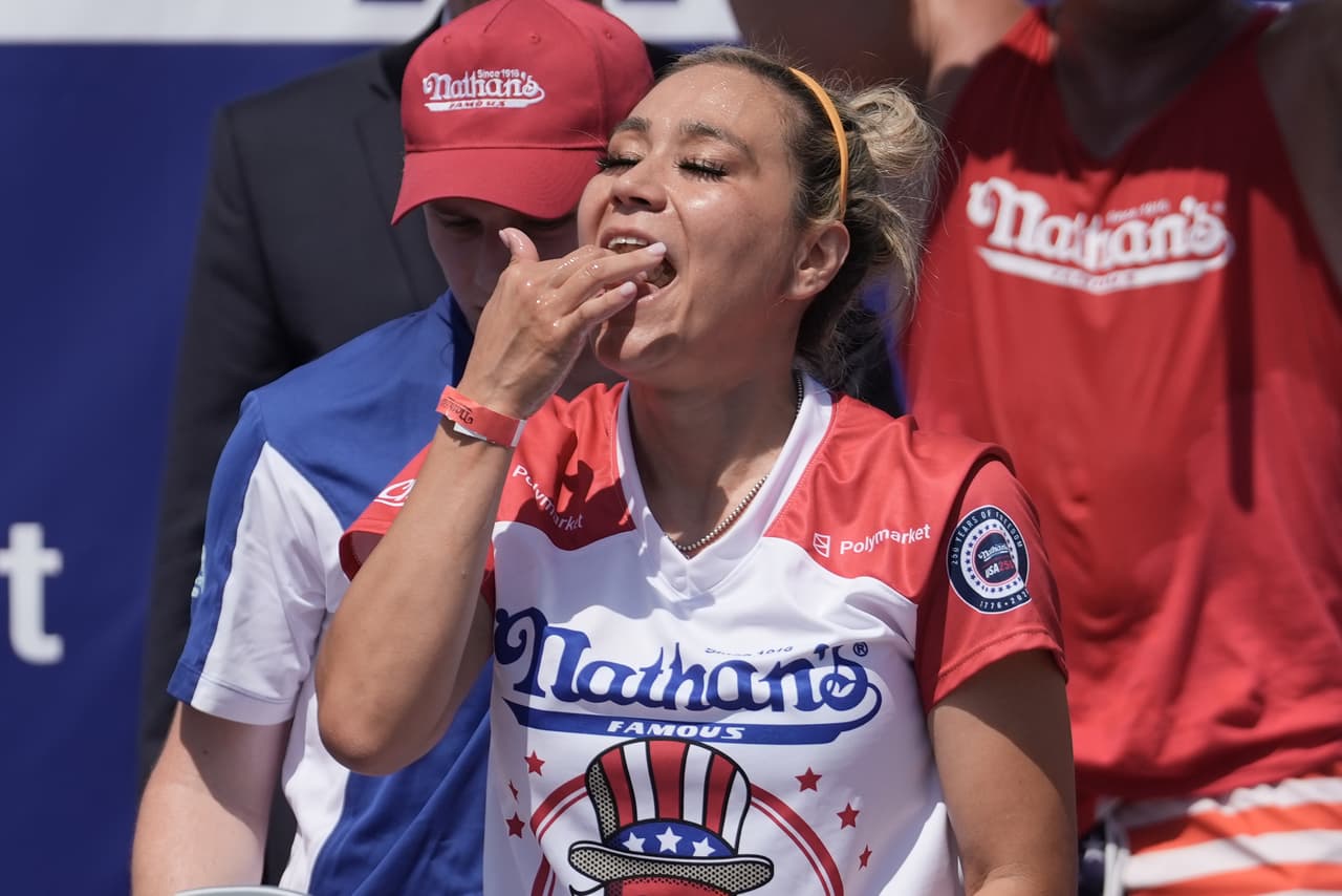 Miki Sudo consume hot dogs durante el concurso de comer hot dogs del 4 de julio de Nathan’s Famous 2026 en Coney Island, en el distrito de Brooklyn, Nueva York, el sábado 4 de julio de 2026.