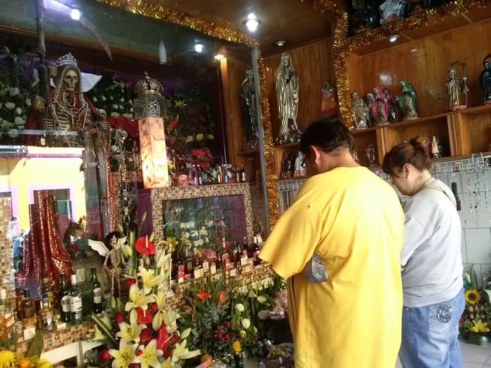 Por ejemplo en el 2012, integrantes de la secta asesinaron en Sonora, México a dos niños de 6 y 7 años. Ambos niños fueron degollados como ritual de sacrificio dedicado a la “Santísima Muerte”.