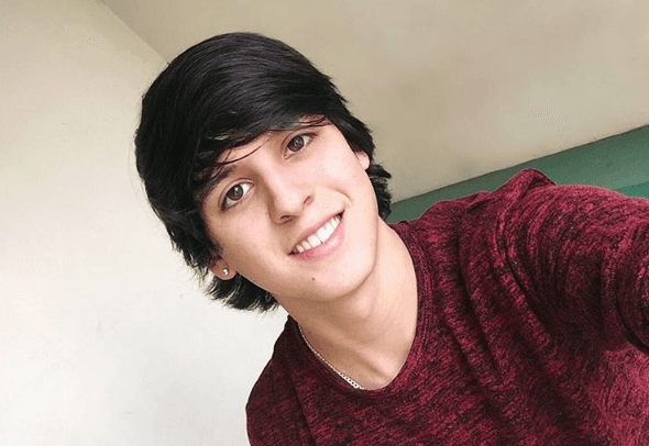 Le gusta saludar a sus fans y desearles un lindo día.