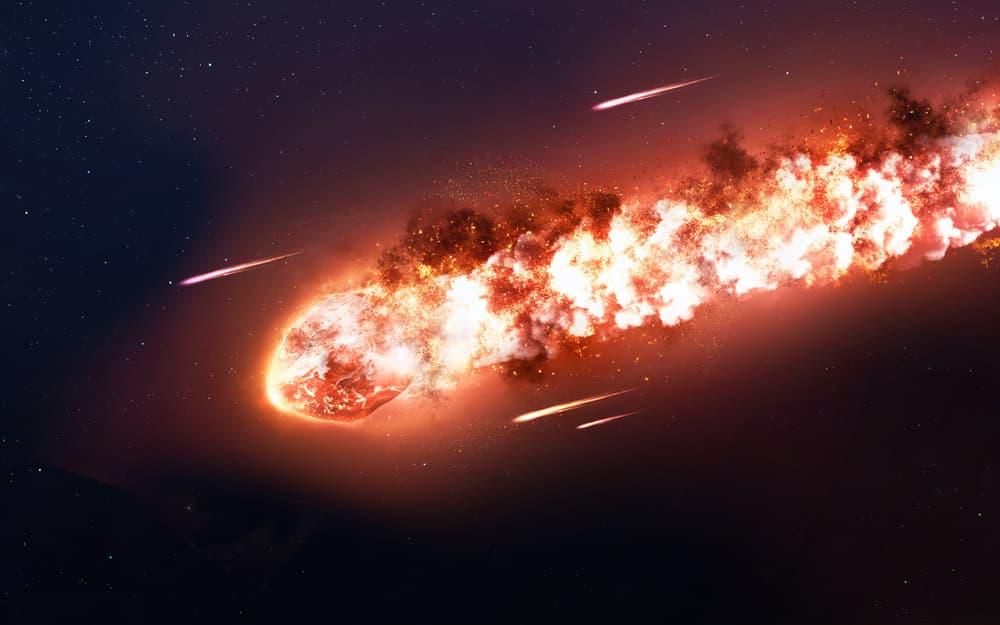 Las “lluvias de estrellas” por supuesto, no son estrellas ni mucho menos, sino fragmentos de ese cometa que al chocar con la atmósfera de la Tierra se incendian y surcan el espacio como verdaderos fuegos artificiales, algunos son muy pequeños, como granitos de arena, otros mayores, pero el efecto es el mismo.
<br>