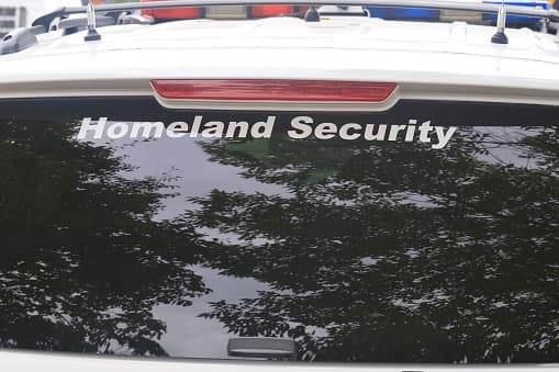 <b>Cualquier servicio incluido en la Agencia de Seguridad Cibernética e Infraestructura (CISA) del Departamento de Seguridad Nacional en su Orientación sobre la Fuerza Laboral de Infraestructura Crítica Esencial. </b>
<br>
<br>La orden emitida por Nirenberg se produjo a solo horas de que el gobernador de Texas,
<b><a href="https://www.univision.com/local/san-antonio-kwex/gobernador-de-texas-accede-a-que-alcaldes-restrinjan-las-reuniones-al-aire-libre">Greg Abbott</a></b>, ampliara la capacidad de los alcaldes y jueces del condado para imponer restricciones a las reuniones al aire libre de 100 personas o más.