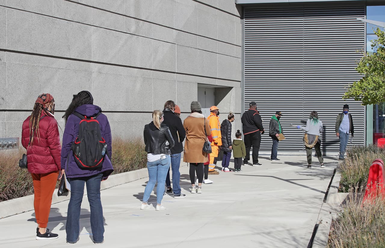 Los votantes esperan en fila para votar en el United Center el 3 de noviembre, en la ciudad de Chicago. Después de una participación récord en la votación anticipada, los estadounidenses salieron el martes 3 de novieimbre para emitir su voto por el actual presidente de los Estados Unidos, Donald Trump, o por candidato demócrata Joe Biden.