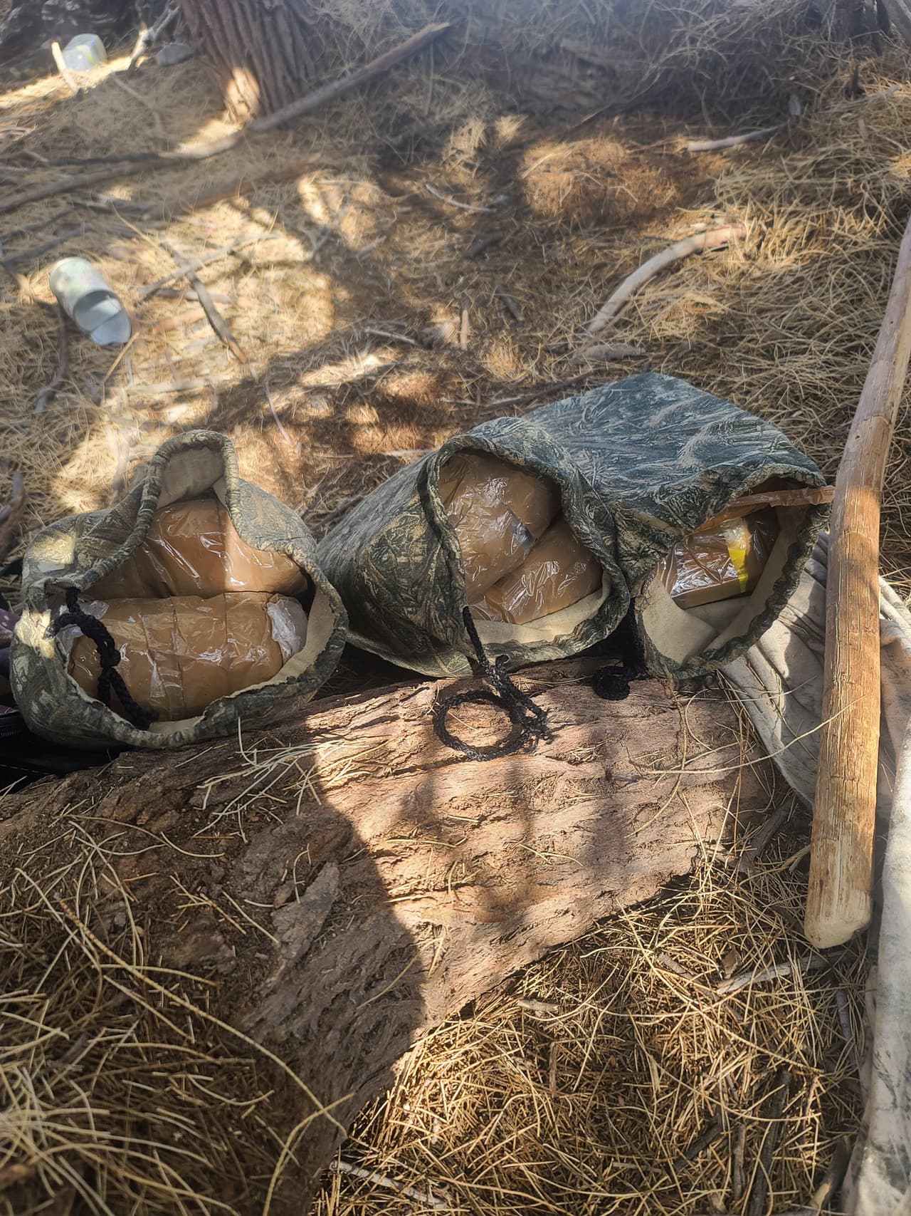 Los agentes de la estación Wellton de la Patrulla Fronteriza descubrieron ocho libras de metanfetamina con un valor de $40,000 abandonadas en una maleza espesa al sur de la Interestatal 8 cerca del marcador de la milla 46.