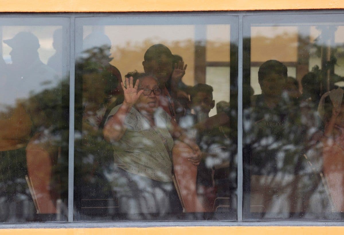 El 10 de octubre de 2026, varias personas observan desde las ventanas de un ferry que transporta evacuados de la comunidad de Yelapa a las instalaciones de la 12ª Zona Naval en Puerto Vallarta, estado de Jalisco, México, ante el posible impacto del huracán Simón.